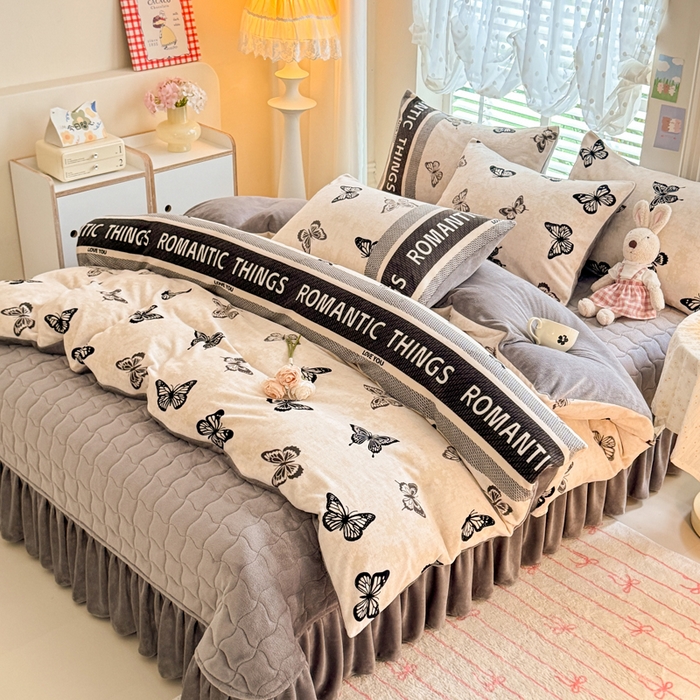 91家纺网 家纺一手货源 找家纺 金盛皇朝家纺 2025新款高克重印花牛奶绒床单床盖单件三件四件套 蝶蝶翩翩