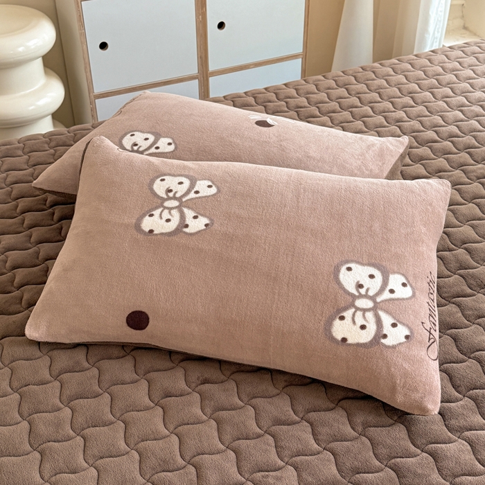 91家纺网 家纺一手货源 找家纺 金盛皇朝家纺 2025新款高克重印花牛奶绒床单床盖单件三件四件套 波点蝴蝶