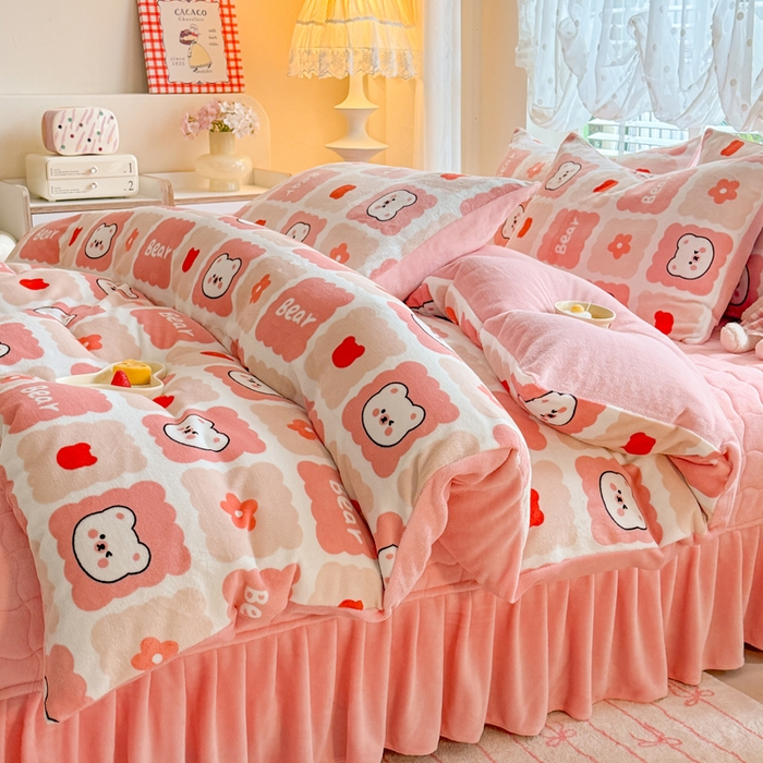 91家纺网 家纺一手货源 找家纺 金盛皇朝家纺 2025新款高克重印花牛奶绒床单床盖单件三件四件套 奶绒熊崽
