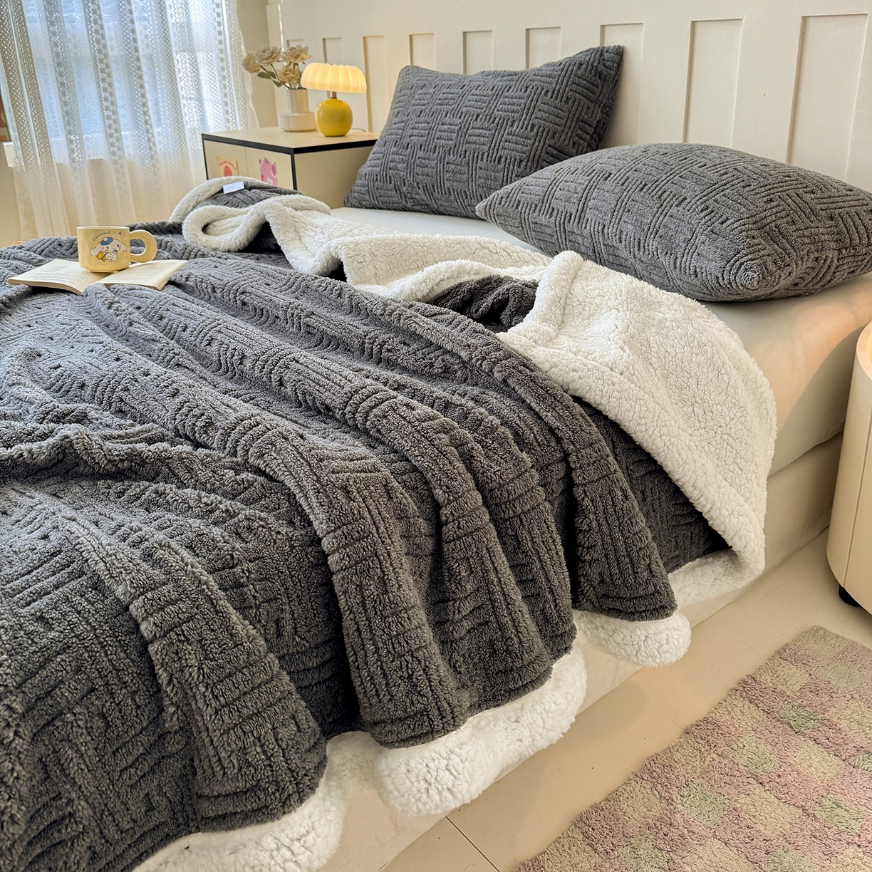 91家纺网 家纺一手货源 找家纺 牛魔王家居 2025新款华夫格提花双面绒毛毯羊羔绒毯子外贸跨境专供 毛毯 绒毯系列-炭灰