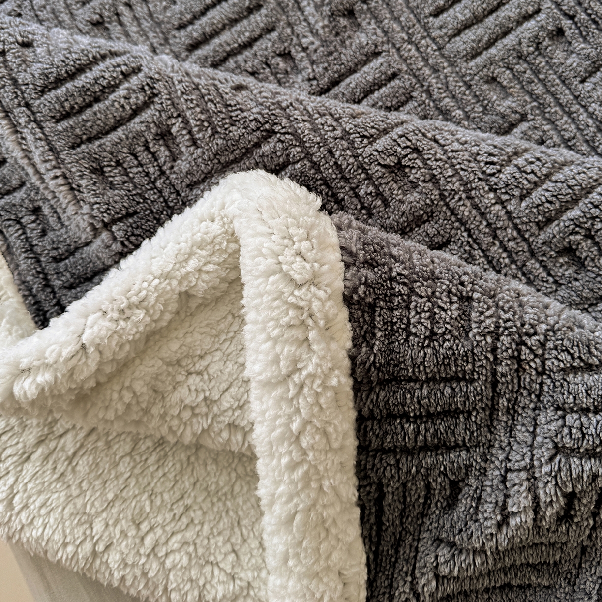 91家纺网 家纺一手货源 找家纺 牛魔王家居 2025新款华夫格提花双面绒毛毯羊羔绒毯子外贸跨境专供 毛毯 绒毯系列-炭灰