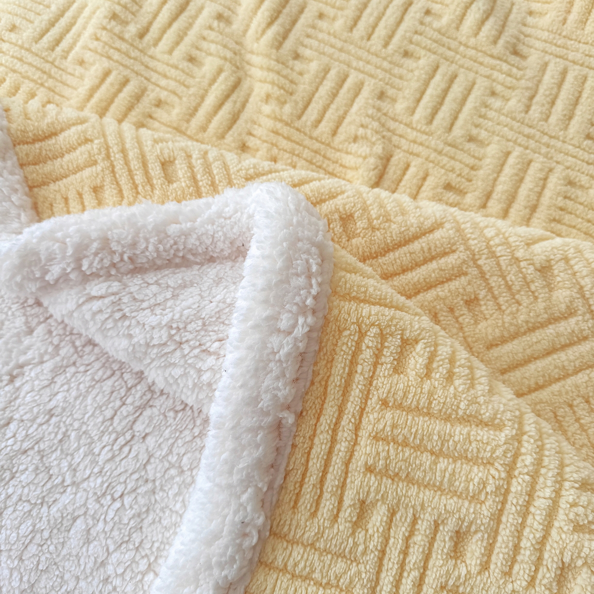 91家纺网 家纺一手货源 找家纺 牛魔王家居 2025新款华夫格提花双面绒毛毯羊羔绒毯子外贸跨境专供 毛毯 绒毯系列-米黄