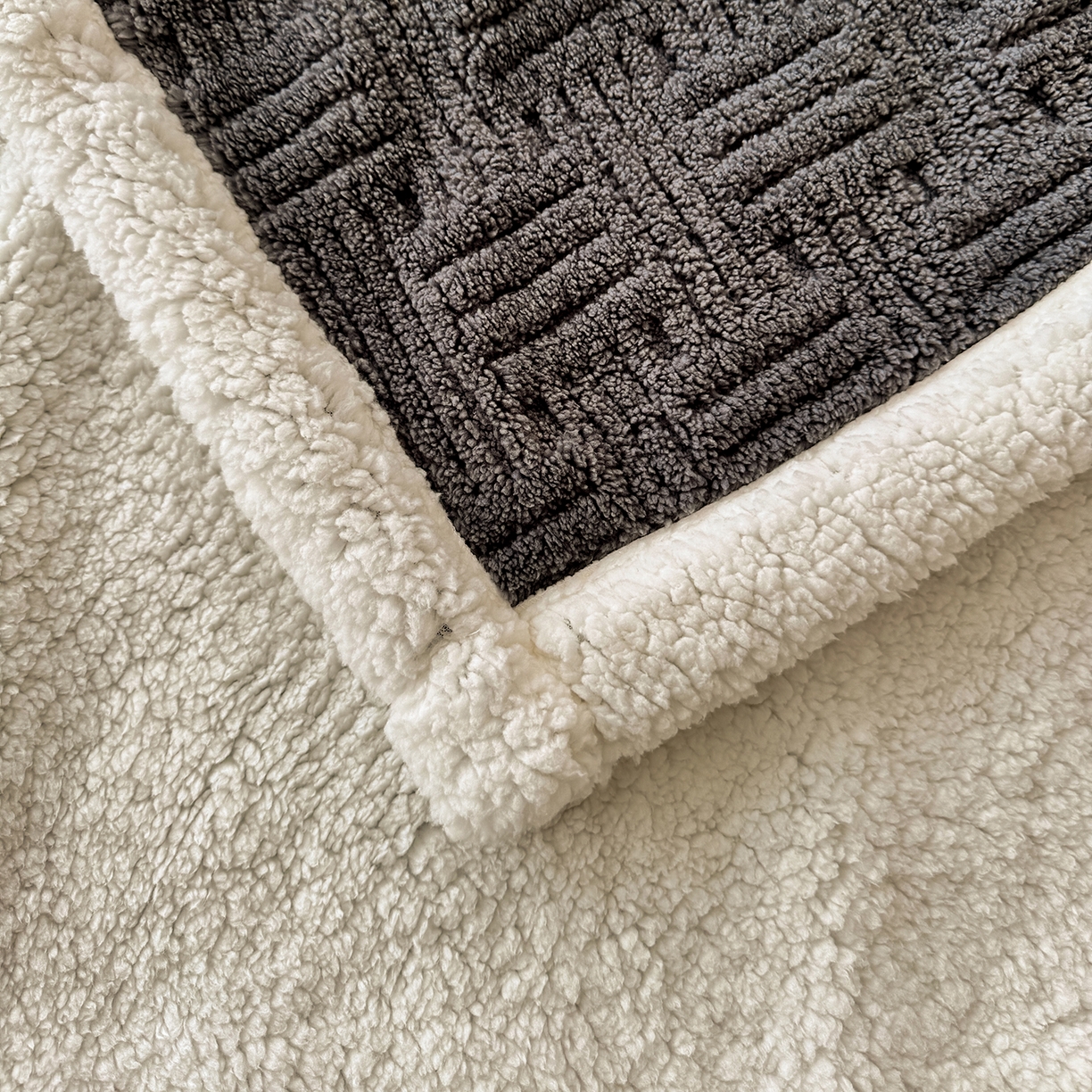 91家纺网 家纺一手货源 找家纺 牛魔王家居 2025新款华夫格提花双面绒毛毯羊羔绒毯子外贸跨境专供 毛毯 绒毯系列-炭灰