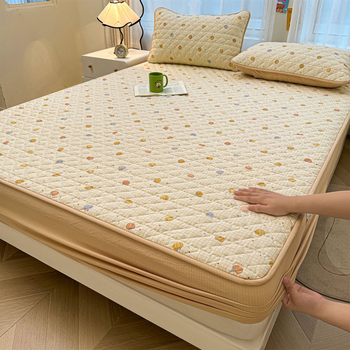 91家纺网 家纺一手货源 找家纺 （总）雯豆家纺 2025新款复古风皱皱棉印花夹棉床笠三件套加厚床垫保护套