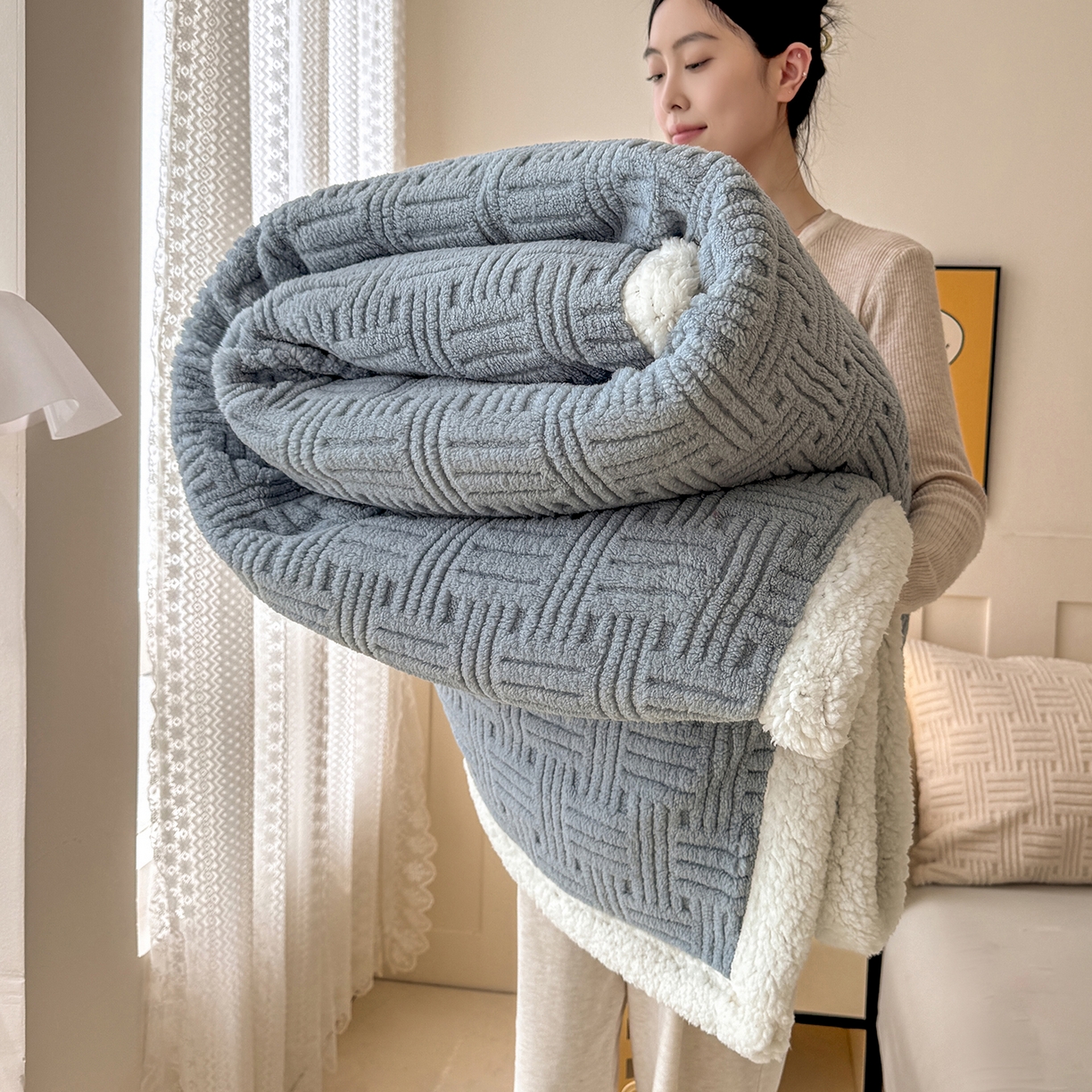91家纺网 家纺一手货源 找家纺 牛魔王家居 2025新款华夫格提花双面绒毛毯羊羔绒毯子外贸跨境专供 毛毯 绒毯系列-雾霾灰