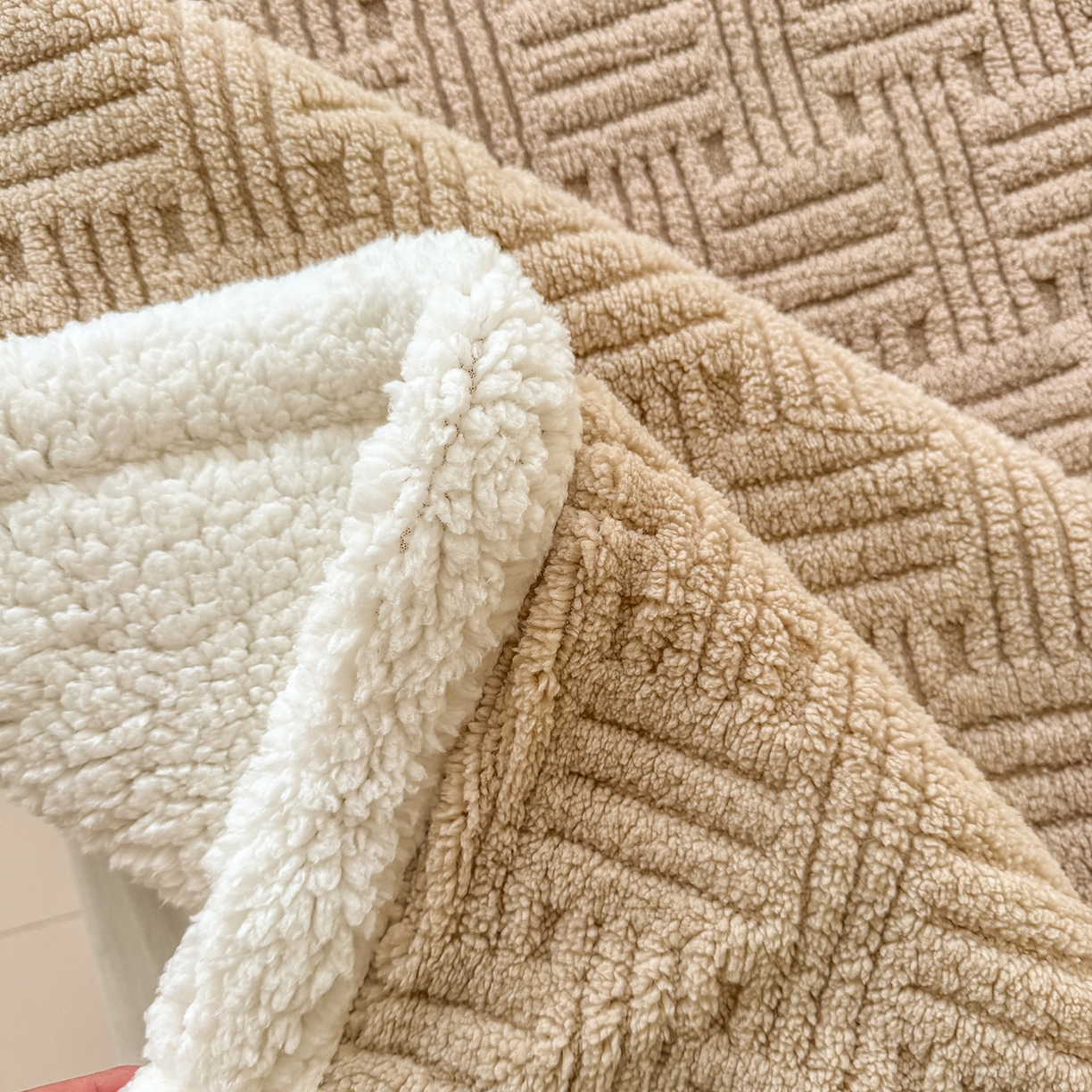 91家纺网 家纺一手货源 找家纺 牛魔王家居 2025新款华夫格提花双面绒毛毯羊羔绒毯子外贸跨境专供 毛毯 绒毯系列-卡其色