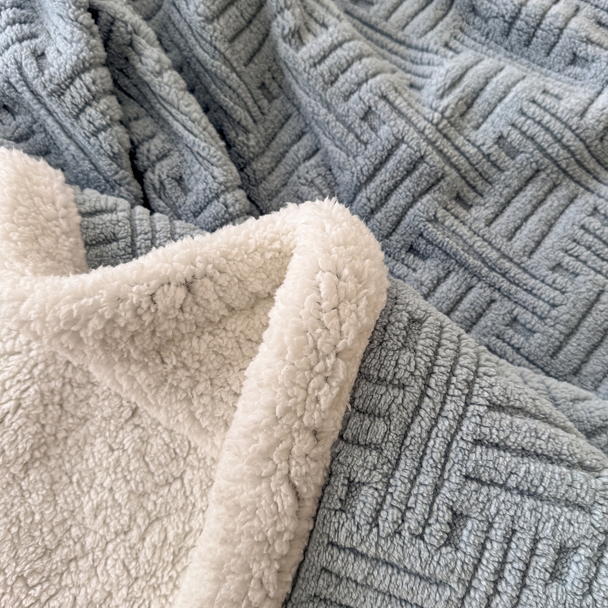 91家纺网 家纺一手货源 找家纺 牛魔王家居 2025新款华夫格提花双面绒毛毯羊羔绒毯子外贸跨境专供 毛毯 绒毯系列-冷灰