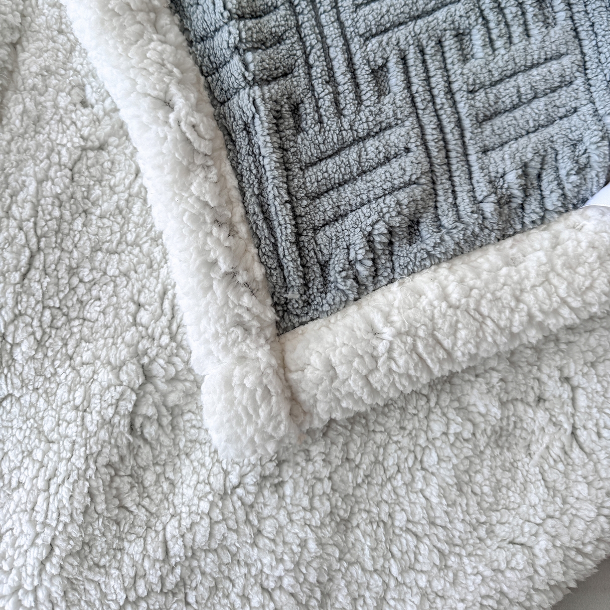 91家纺网 家纺一手货源 找家纺 牛魔王家居 2025新款华夫格提花双面绒毛毯羊羔绒毯子外贸跨境专供 毛毯 绒毯系列-雾霾灰