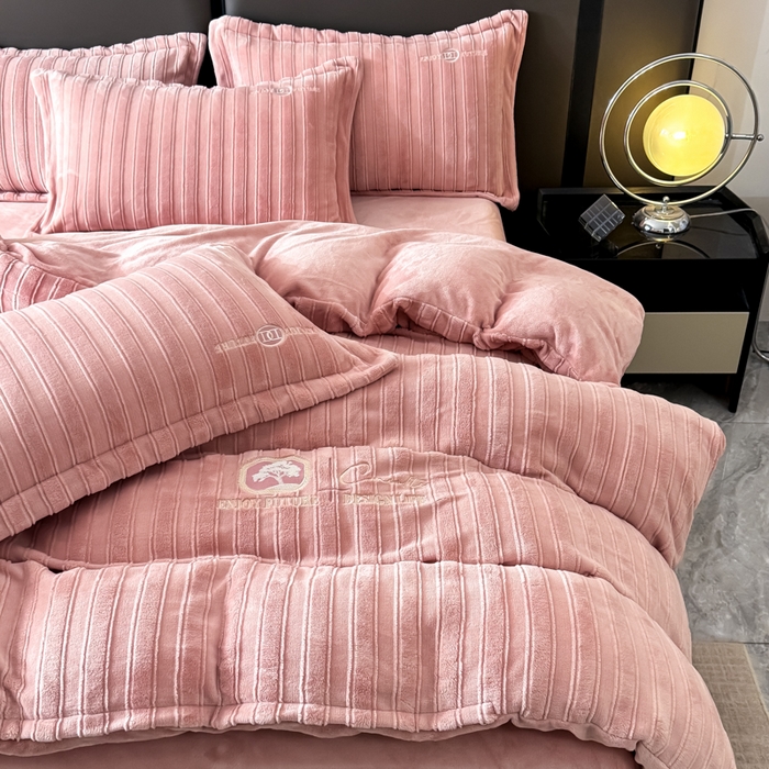 91家纺网 家纺一手货源 找家纺 保罗圣迪奥 2025新款230克牛奶绒四件套-布兰卡 布兰卡-豆沙色