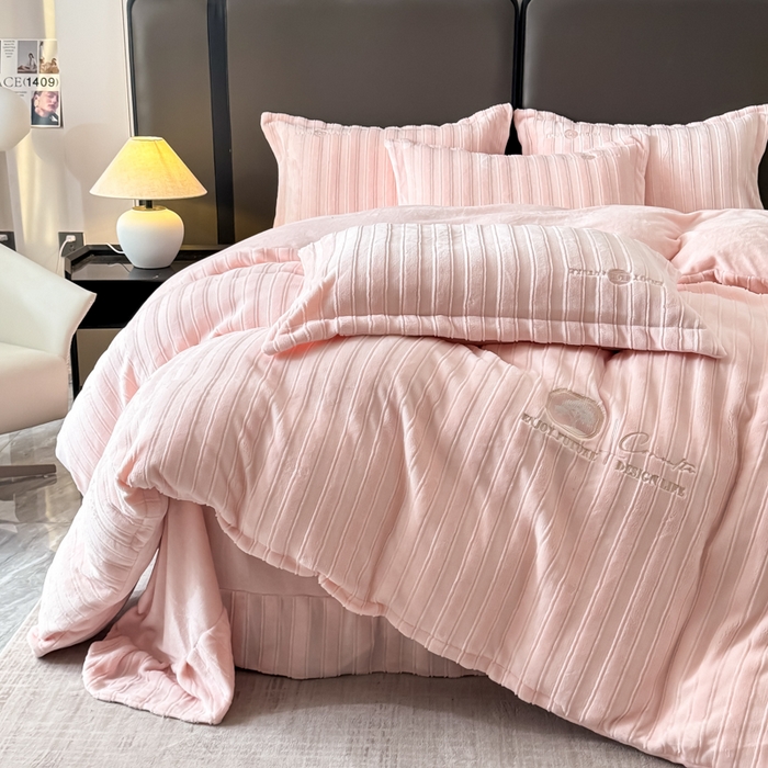 91家纺网 家纺一手货源 找家纺 保罗圣迪奥 2025新款230克牛奶绒四件套-布兰卡 布兰卡-浅粉色