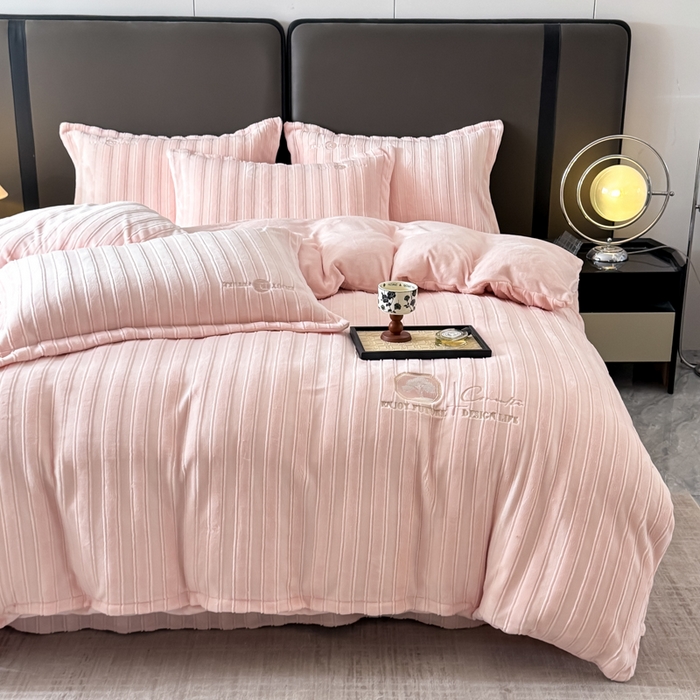 91家纺网 家纺一手货源 找家纺 保罗圣迪奥 2025新款230克牛奶绒四件套-布兰卡 布兰卡-浅粉色