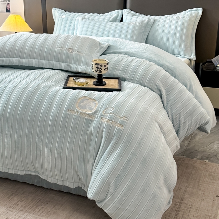 91家纺网 家纺一手货源 找家纺 保罗圣迪奥 2025新款230克牛奶绒四件套-布兰卡 浅蓝色