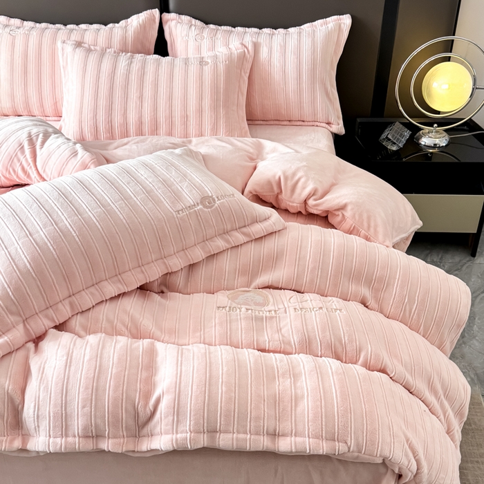 91家纺网 家纺一手货源 找家纺 保罗圣迪奥 2025新款230克牛奶绒四件套-布兰卡 布兰卡-浅粉色