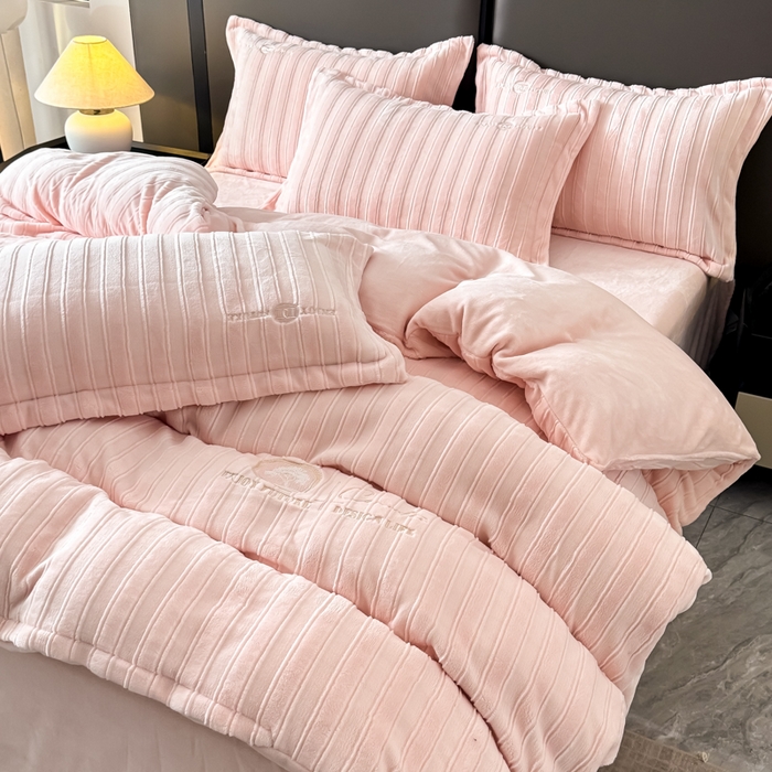 91家纺网 家纺一手货源 找家纺 保罗圣迪奥 2025新款230克牛奶绒四件套-布兰卡 布兰卡-浅粉色