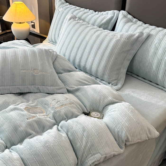 91家纺网 家纺一手货源 找家纺 保罗圣迪奥 2025新款230克牛奶绒四件套-布兰卡 浅蓝色