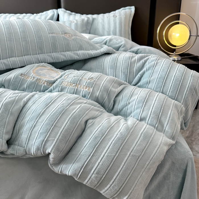 91家纺网 家纺一手货源 找家纺 保罗圣迪奥 2025新款230克牛奶绒四件套-布兰卡 浅蓝色