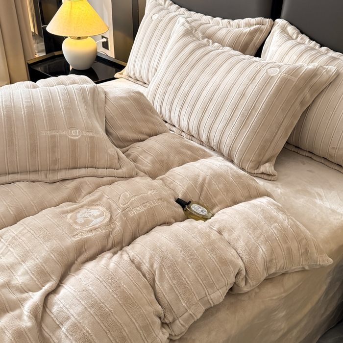 91家纺网 家纺一手货源 找家纺 保罗圣迪奥 2025新款230克牛奶绒四件套-布兰卡 浅咖