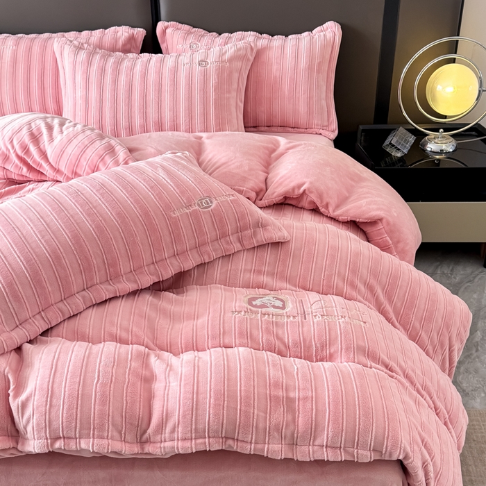 91家纺网 家纺一手货源 找家纺 保罗圣迪奥 2025新款230克牛奶绒四件套-布兰卡 深粉色