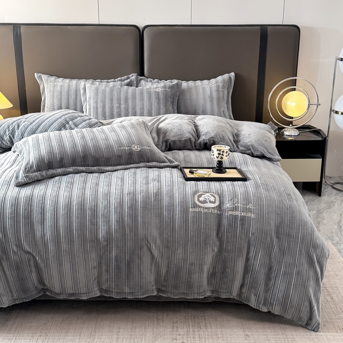 91家纺网 家纺一手货源 找家纺 保罗圣迪奥 2025新款230克牛奶绒四件套-布兰卡 深灰色