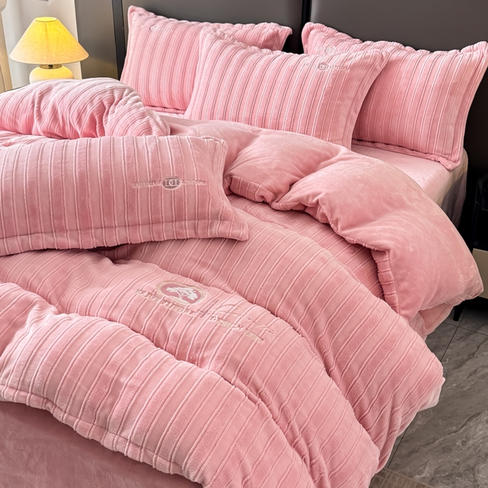 91家纺网 家纺一手货源 找家纺 保罗圣迪奥 2025新款230克牛奶绒四件套-布兰卡 深粉色
