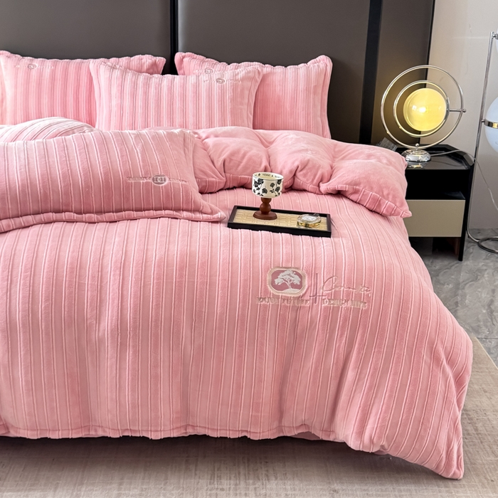 91家纺网 家纺一手货源 找家纺 保罗圣迪奥 2025新款230克牛奶绒四件套-布兰卡 深粉色