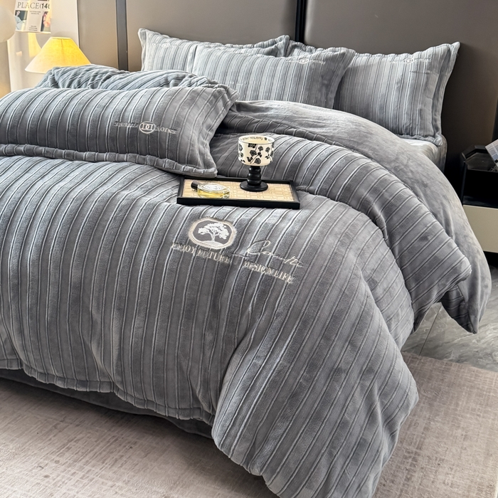91家纺网 家纺一手货源 找家纺 保罗圣迪奥 2025新款230克牛奶绒四件套-布兰卡 深灰色