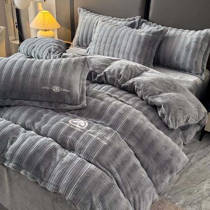 91家纺网 家纺一手货源 找家纺 保罗圣迪奥 2025新款230克牛奶绒四件套-布兰卡 深灰色