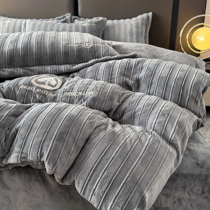 91家纺网 家纺一手货源 找家纺 保罗圣迪奥 2025新款230克牛奶绒四件套-布兰卡 深灰色