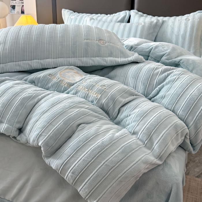 91家纺网 家纺一手货源 找家纺 保罗圣迪奥 2025新款230克牛奶绒四件套-布兰卡 浅蓝色