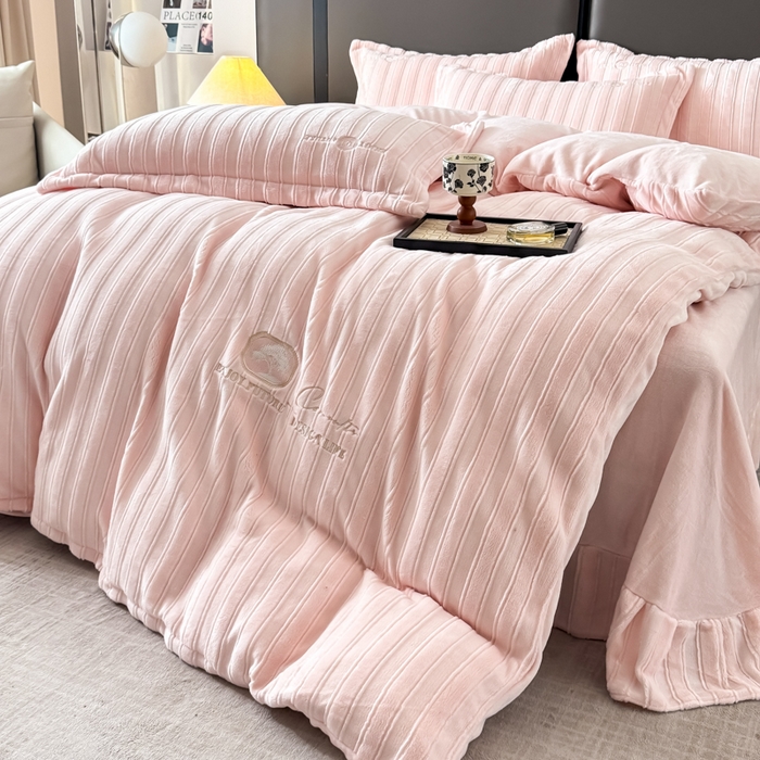 91家纺网 家纺一手货源 找家纺 保罗圣迪奥 2025新款230克牛奶绒四件套-布兰卡 布兰卡-浅粉色