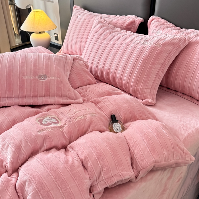 91家纺网 家纺一手货源 找家纺 保罗圣迪奥 2025新款230克牛奶绒四件套-布兰卡 深粉色