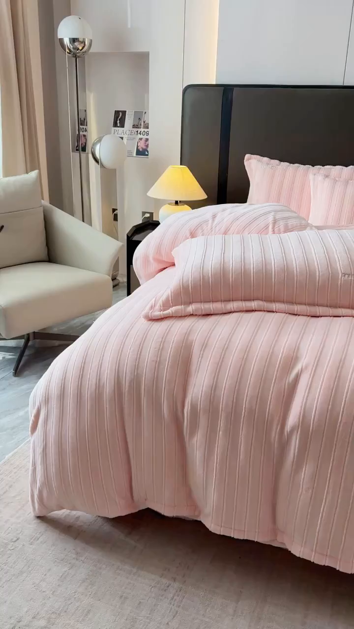 91家纺网 家纺一手货源 找家纺 保罗圣迪奥 2025新款230克牛奶绒四件套-布兰卡 布兰卡-浅粉色