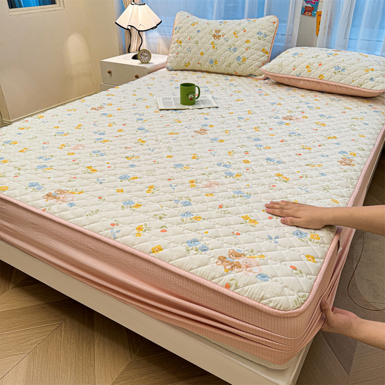 91家纺网 家纺一手货源 找家纺 （总）雯豆家纺 2025新款复古风皱皱棉印花夹棉床笠三件套加厚床垫保护套