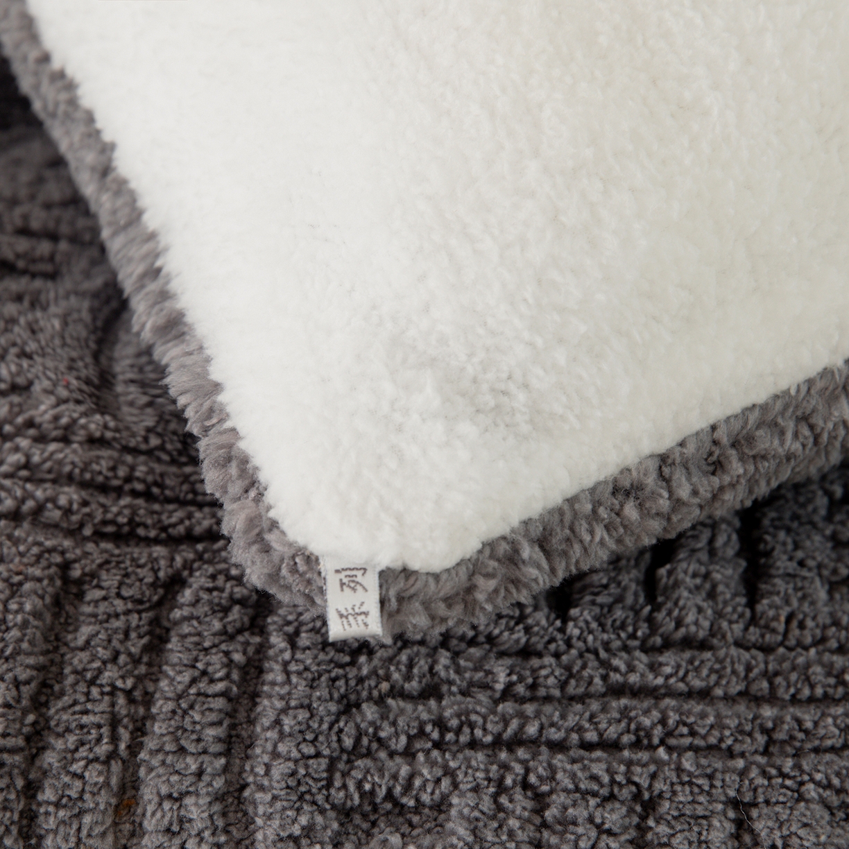 91家纺网 家纺一手货源 找家纺 牛魔王家居 2025新款加厚保暖羊羔绒冬被被子舒棉绒提花塔芙绒外贸跨境专供 暖冬系列-炭灰