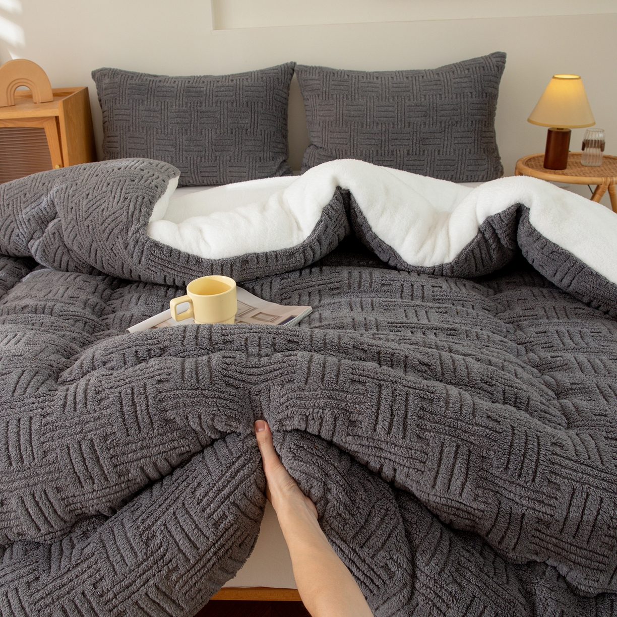 91家纺网 家纺一手货源 找家纺 牛魔王家居 2025新款加厚保暖羊羔绒冬被被子舒棉绒提花塔芙绒外贸跨境专供 暖冬系列-炭灰