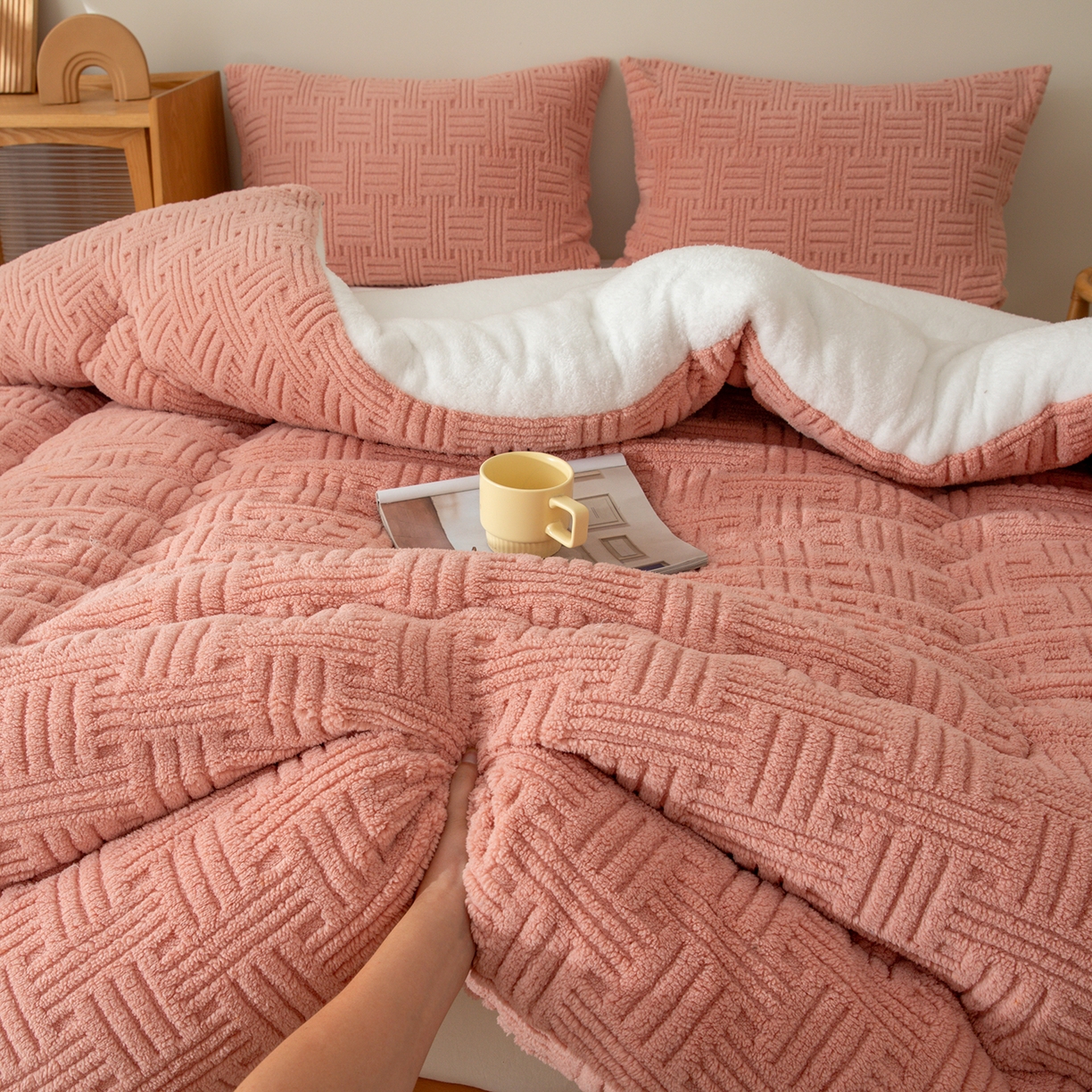 91家纺网 家纺一手货源 找家纺 牛魔王家居 2025新款加厚保暖羊羔绒冬被被子舒棉绒提花塔芙绒外贸跨境专供 暖冬系列-豆沙红