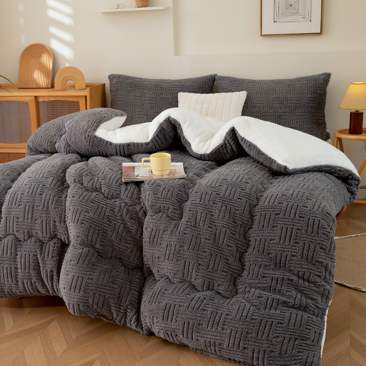91家纺网 家纺一手货源 找家纺 牛魔王家居 2025新款加厚保暖羊羔绒冬被被子舒棉绒提花塔芙绒外贸跨境专供 暖冬系列-炭灰