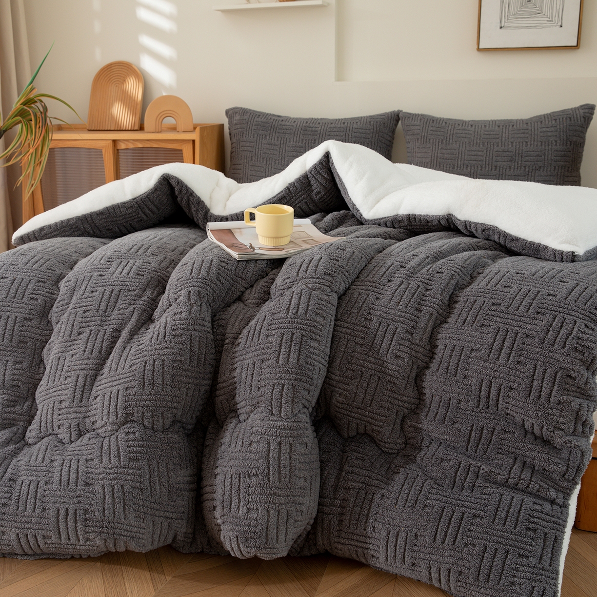 91家纺网 家纺一手货源 找家纺 牛魔王家居 2025新款加厚保暖羊羔绒冬被被子舒棉绒提花塔芙绒外贸跨境专供 暖冬系列-炭灰