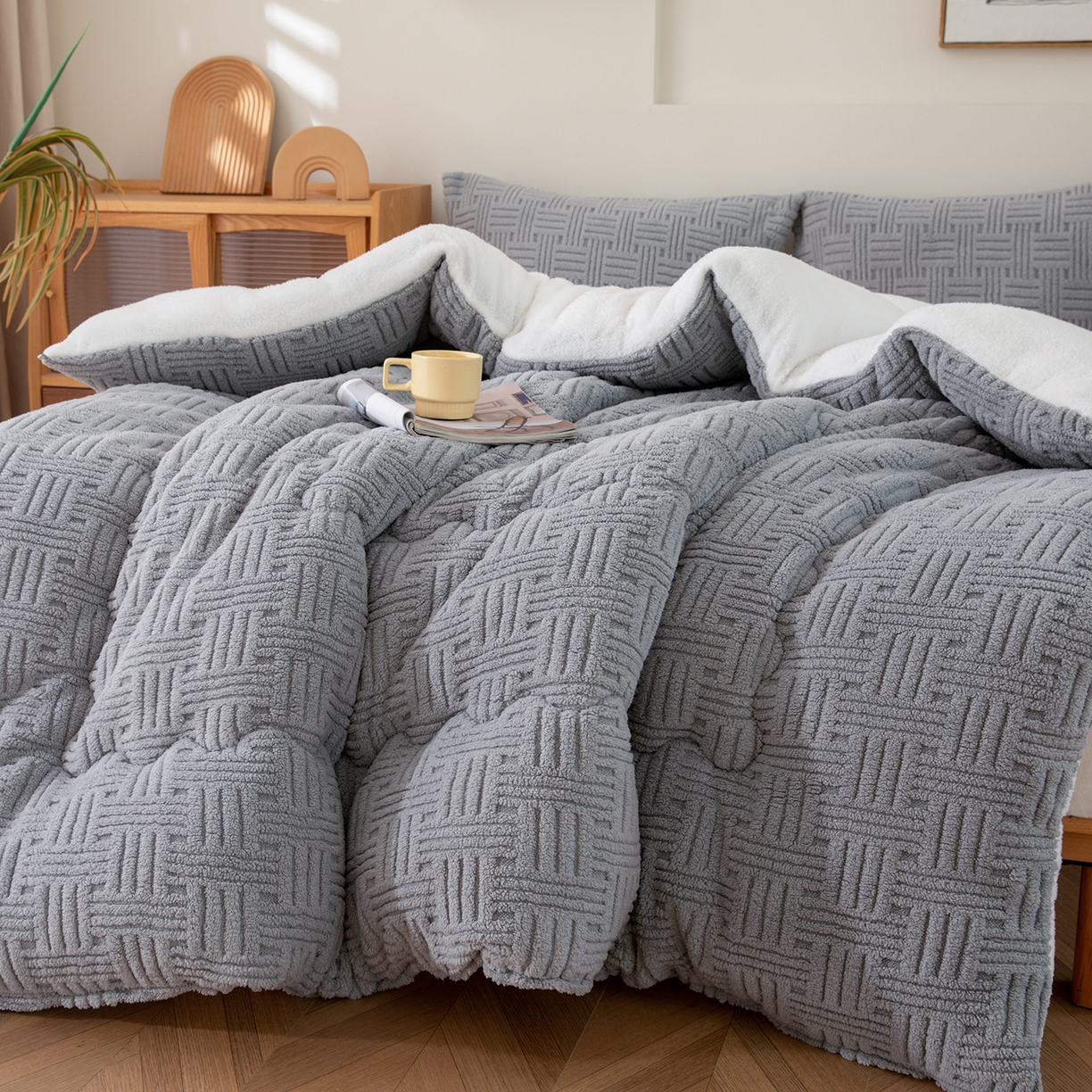 91家纺网 家纺一手货源 找家纺 牛魔王家居 2025新款加厚保暖羊羔绒冬被被子舒棉绒提花塔芙绒外贸跨境专供 暖冬系列-冷灰