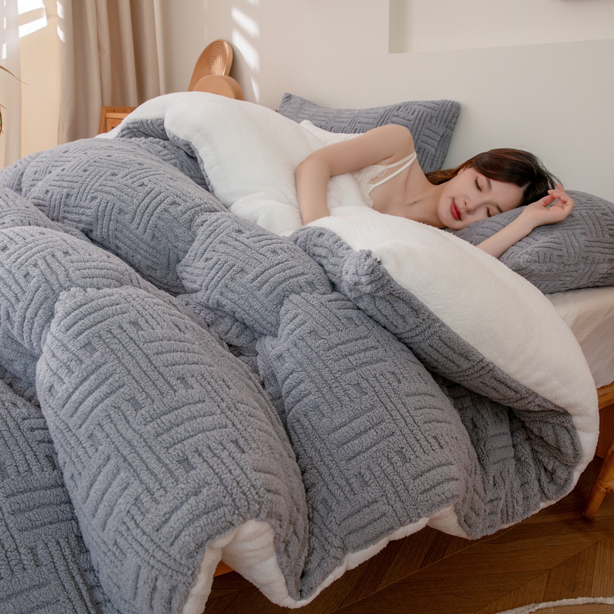 91家纺网 家纺一手货源 找家纺 牛魔王家居 2025新款加厚保暖羊羔绒冬被被子舒棉绒提花塔芙绒外贸跨境专供 暖冬系列-冷灰