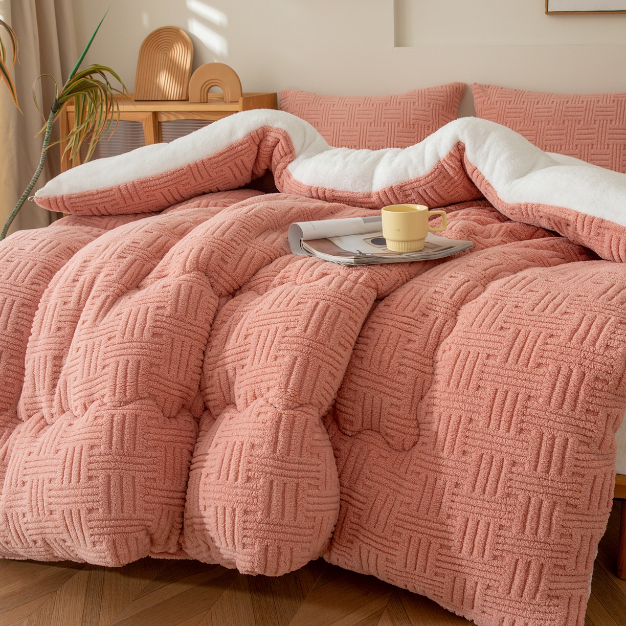 91家纺网 家纺一手货源 找家纺 （总）牛魔王家居 2025新款加厚保暖羊羔绒冬被被子舒棉绒提花塔芙绒外贸跨境专供