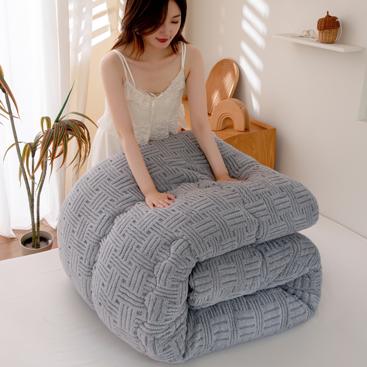 91家纺网 家纺一手货源 找家纺 牛魔王家居 2025新款加厚保暖羊羔绒冬被被子舒棉绒提花塔芙绒外贸跨境专供 暖冬系列-冷灰