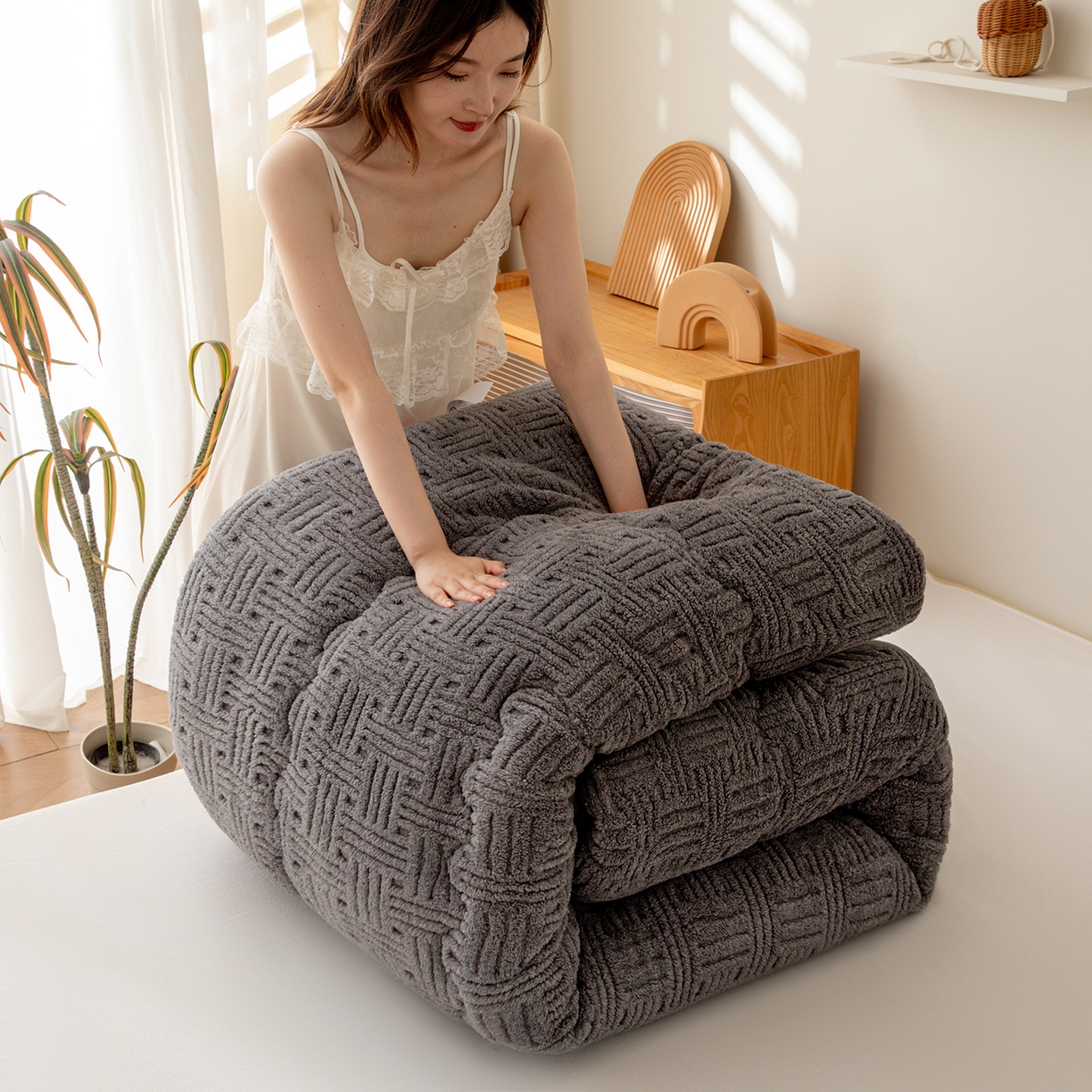 91家纺网 家纺一手货源 找家纺 牛魔王家居 2025新款加厚保暖羊羔绒冬被被子舒棉绒提花塔芙绒外贸跨境专供 暖冬系列-炭灰