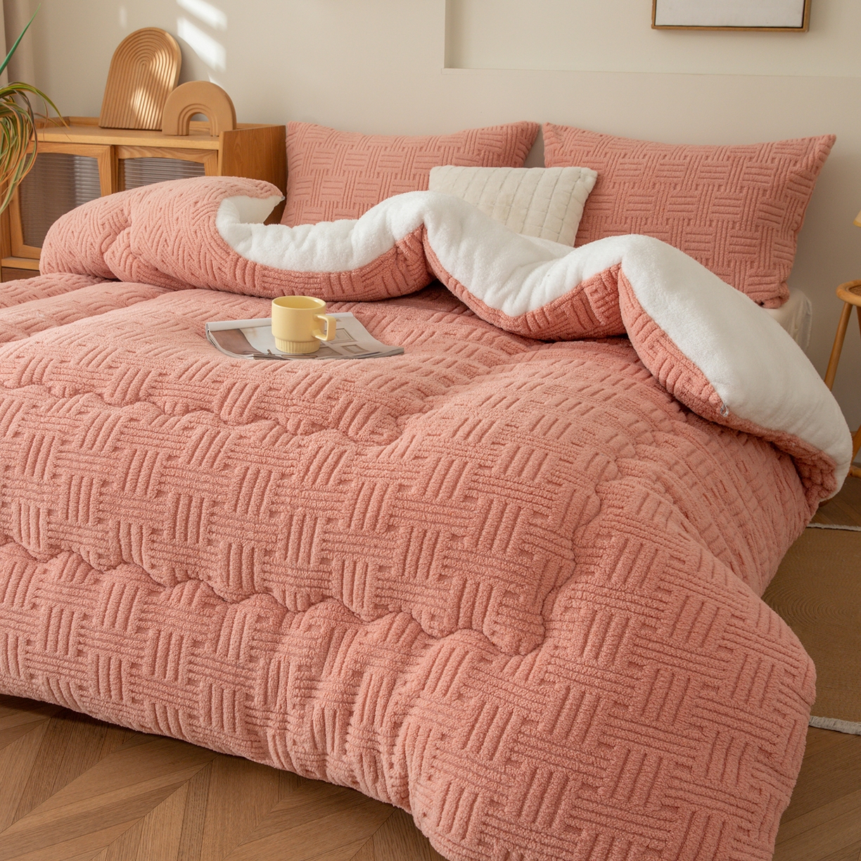 91家纺网 家纺一手货源 找家纺 牛魔王家居 2025新款加厚保暖羊羔绒冬被被子舒棉绒提花塔芙绒外贸跨境专供 暖冬系列-豆沙红