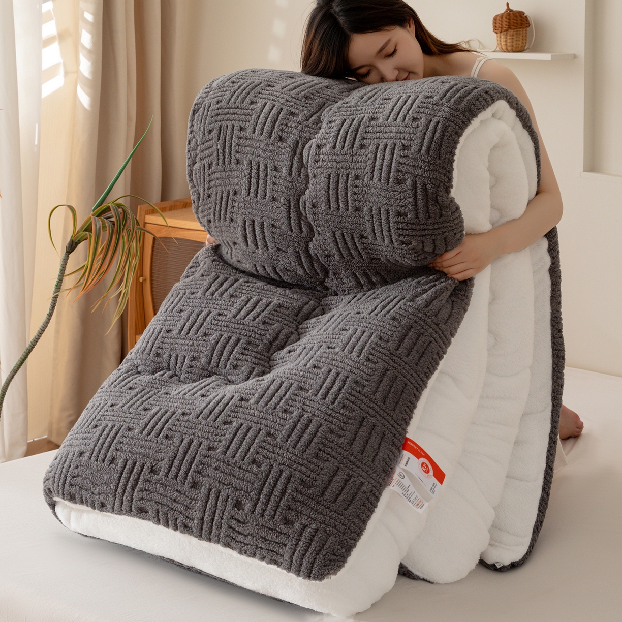 91家纺网 家纺一手货源 找家纺 牛魔王家居 2025新款加厚保暖羊羔绒冬被被子舒棉绒提花塔芙绒外贸跨境专供 暖冬系列-炭灰