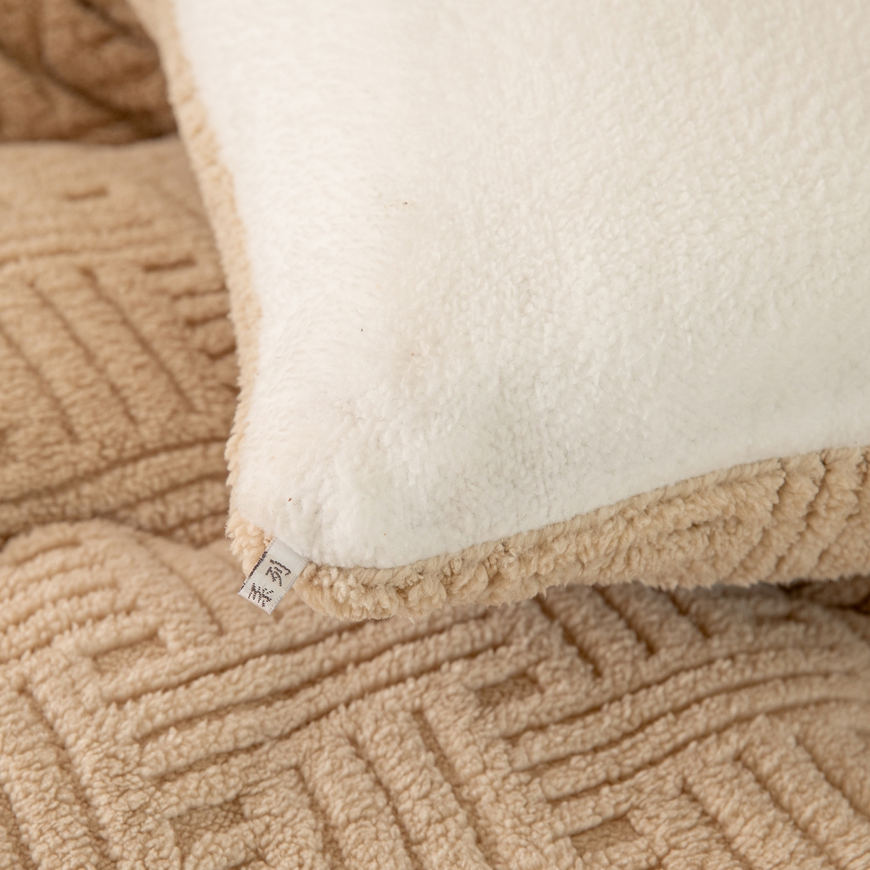 91家纺网 家纺一手货源 找家纺 牛魔王家居 2025新款加厚保暖羊羔绒冬被被子舒棉绒提花塔芙绒外贸跨境专供 暖冬系列-卡其