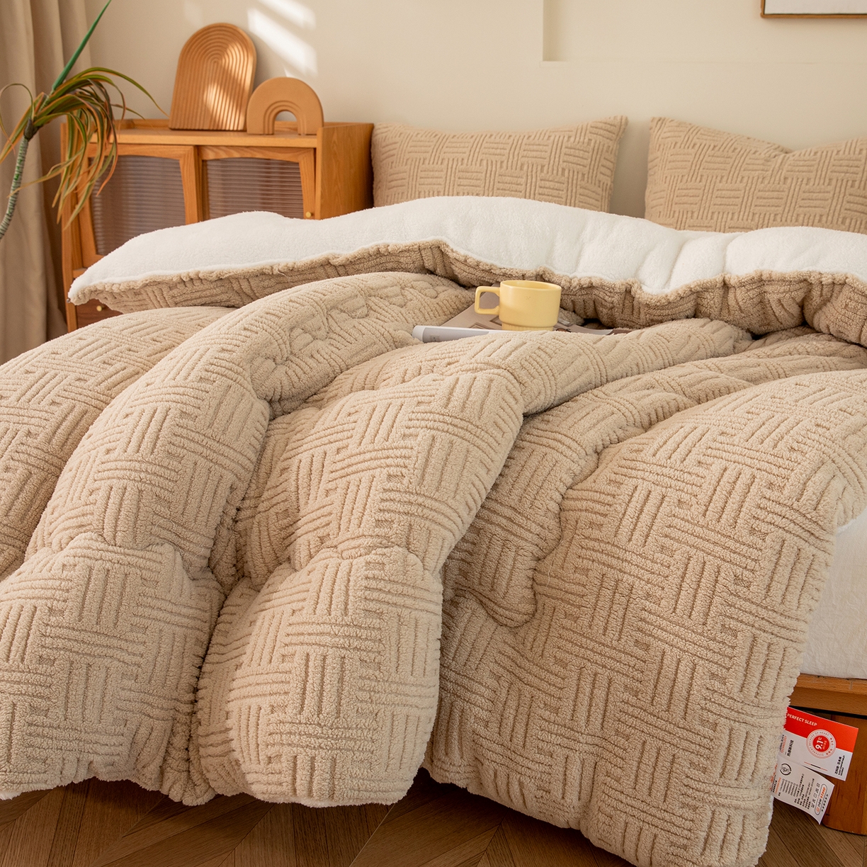 91家纺网 家纺一手货源 找家纺 牛魔王家居 2025新款加厚保暖羊羔绒冬被被子舒棉绒提花塔芙绒外贸跨境专供 暖冬系列-卡其