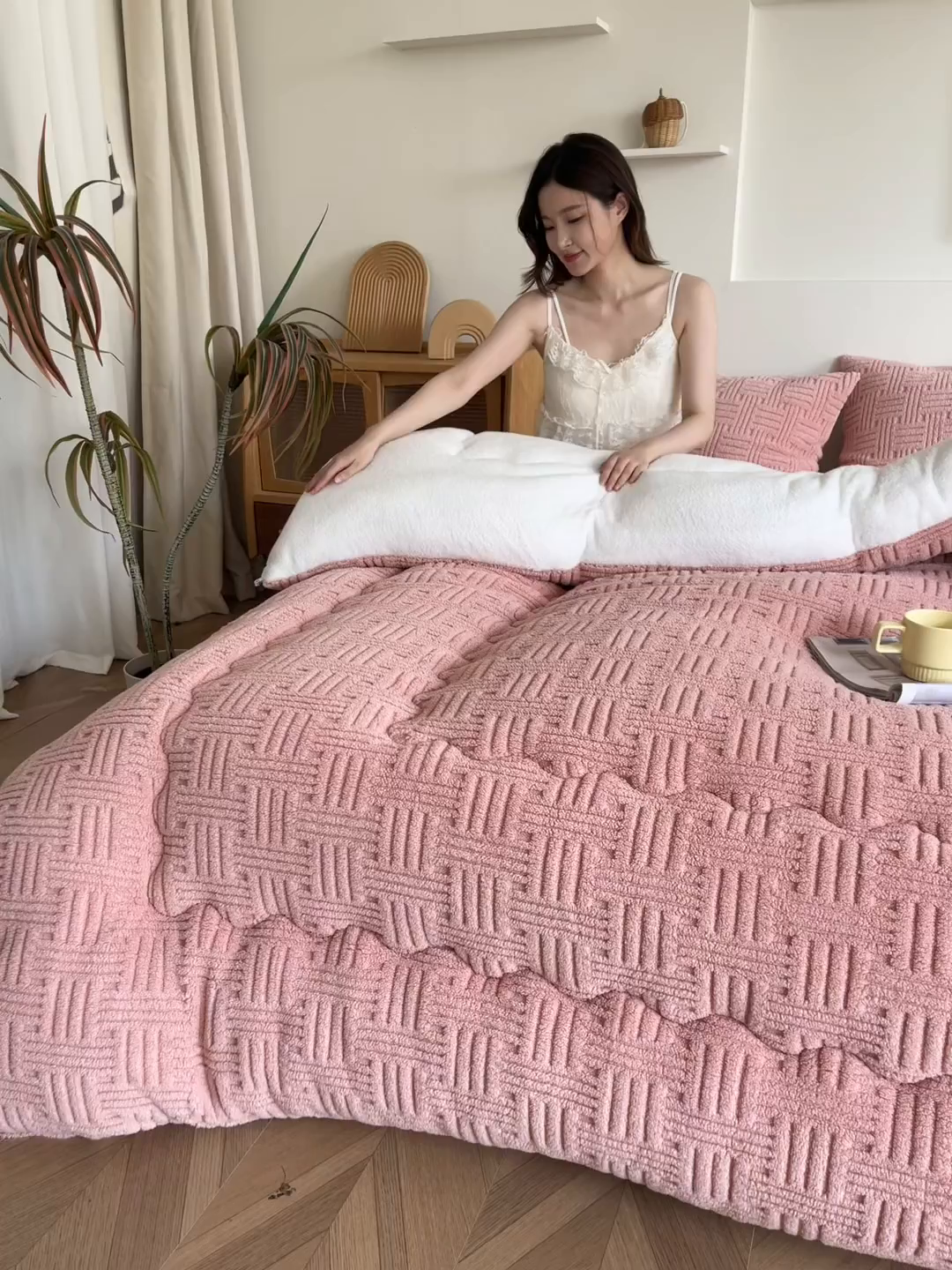 91家纺网 家纺一手货源 找家纺 牛魔王家居 2025新款加厚保暖羊羔绒冬被被子舒棉绒提花塔芙绒外贸跨境专供 暖冬系列-豆沙红