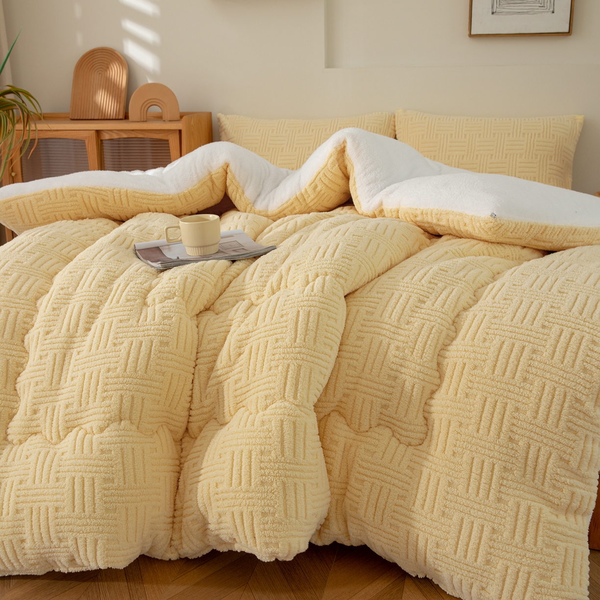 91家纺网 家纺一手货源 找家纺 牛魔王家居 2025新款加厚保暖羊羔绒冬被被子舒棉绒提花塔芙绒外贸跨境专供 暖冬系列-米黄