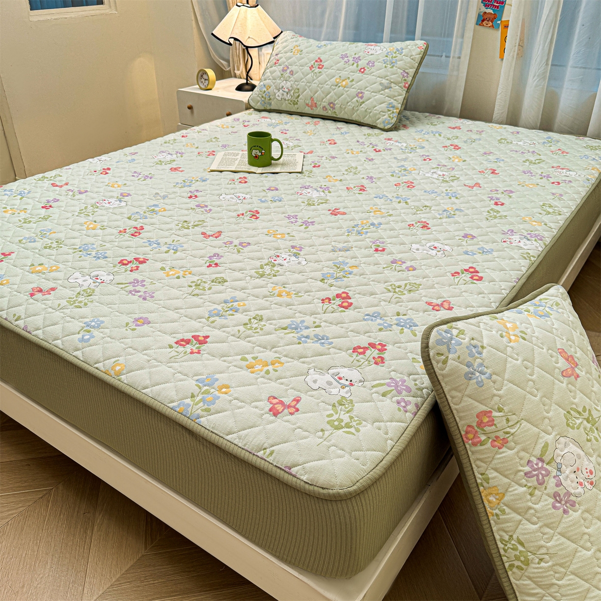 91家纺网 家纺一手货源 找家纺 雯豆家纺 2025新款复古风皱皱棉印花夹棉床笠三件套加厚床垫保护套 春日小狗